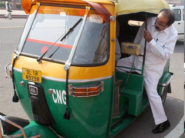 Veerappa Moily Takes Autorickshaw To Office