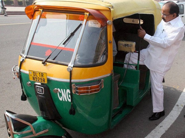 Veerappa Moily Takes Autorickshaw To Office