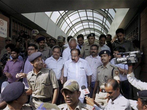 Veerappa Moily Takes Autorickshaw To Office