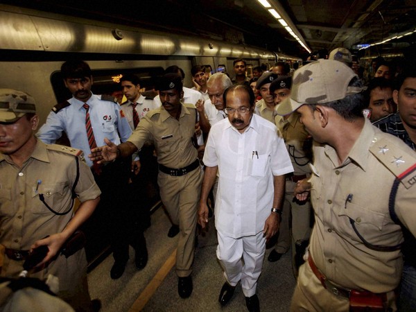 Veerappa Moily Takes Autorickshaw To Office