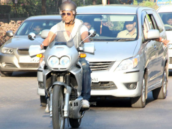 Akshay Kumar Rides Bike For Mumbai Police