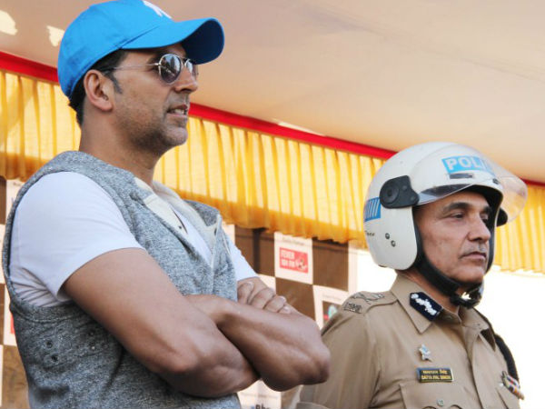 Akshay Kumar Rides Bike For Mumbai Police