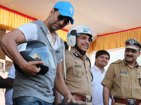 Akshay Kumar Rides Bike For Mumbai Police