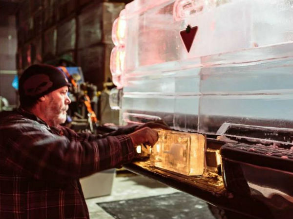 ഐസിലുണ്ടാക്കിയ പിക്കപ്പ് ട്രക്ക്