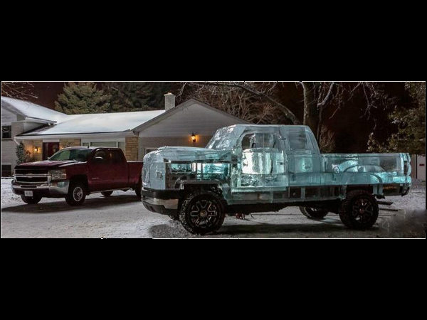 ഐസിലുണ്ടാക്കിയ പിക്കപ്പ് ട്രക്ക്