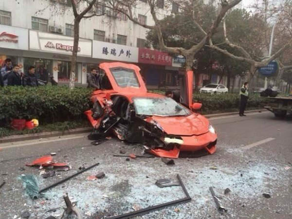 ബസ്സിനോട് ലംബോർഗിനിയുടെ രോഷം