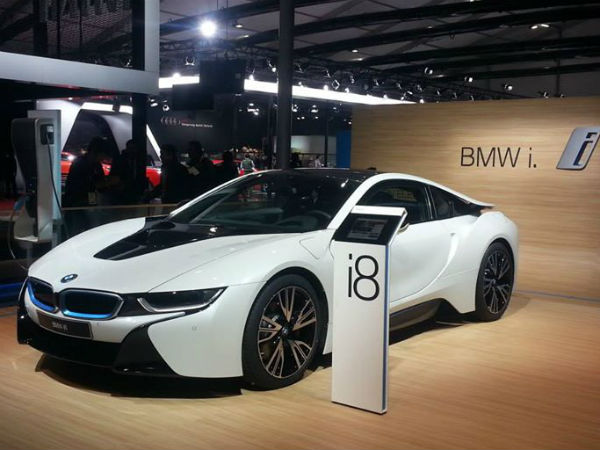 സച്ചിൻ ടെൻഡുൽക്കർ ബിഎംഡബ്ല്യു ഐ8 അവതരിപ്പിക്കുന്നു