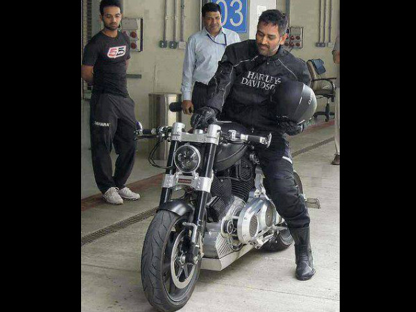 പണിയില്ലാത്ത ധോണിയുടെ പണി