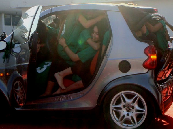 കാറിനുള്ളില്‍ പാക് പെണ്‍കുട്ടികള്‍