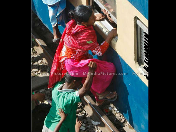 പതിനാറു വയതിനിലേ...