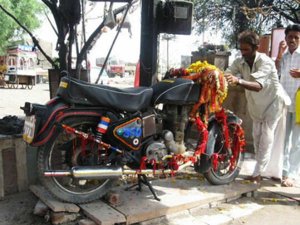 പതിനാറു വയതിനിലേ...