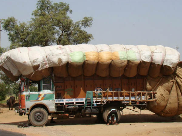 പതിനാറു വയതിനിലേ...