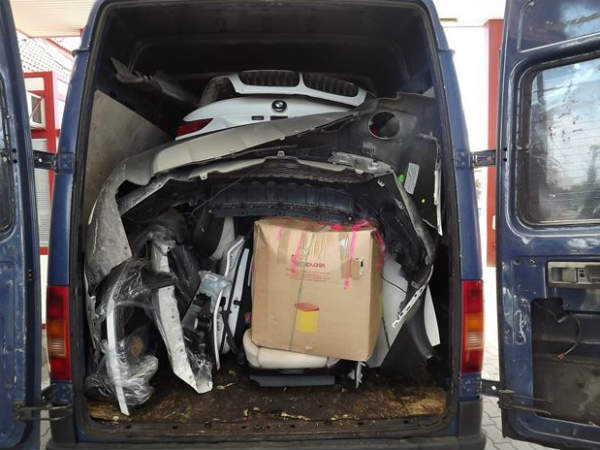 മോഷ്ടിച്ച കാര്‍ ഇങ്ങനെയും കടത്താം