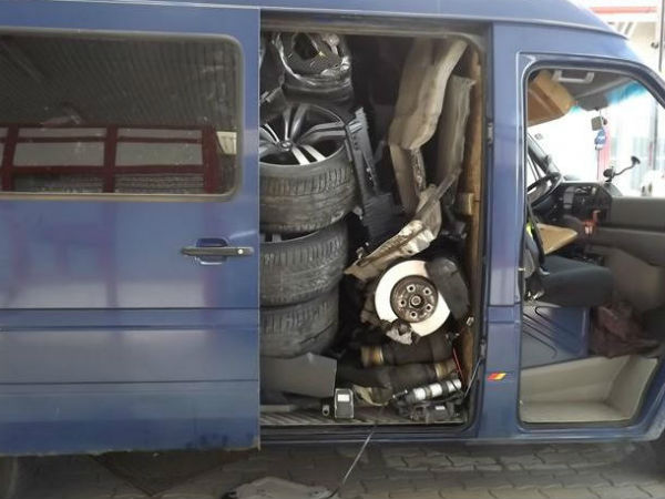 മോഷ്ടിച്ച കാര്‍ ഇങ്ങനെയും കടത്താം