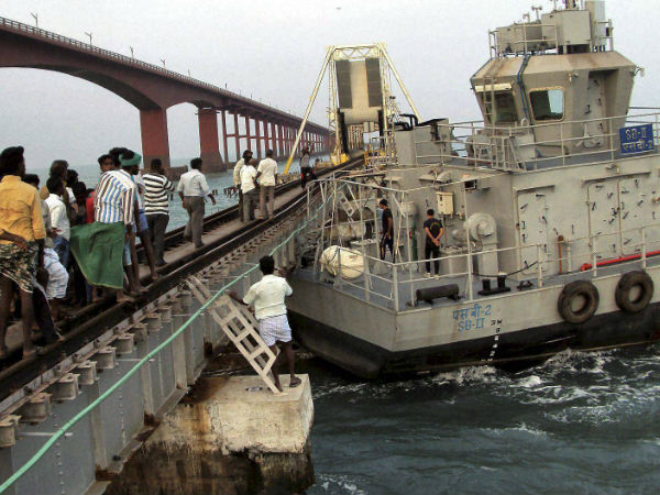 ചിത്രത്തില്‍ രാമേശ്വരം പാമ്പന്‍ പാലം