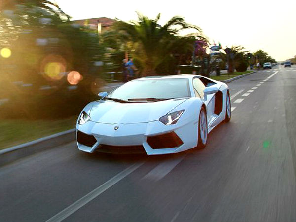 08. ലംബോര്‍ഗിനി അവന്റഡോര്‍ (Lamborghini Aventador)