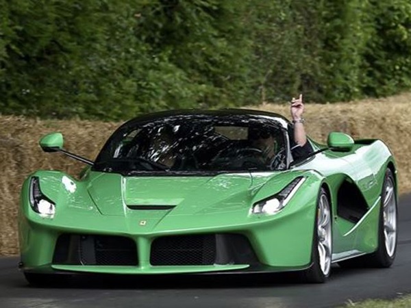 ഫെരാരിക്ക് പച്ചനിറമടിച്ചാല്‍ പ്രതിഷേധിക്കുമോ നമ്മള്‍?