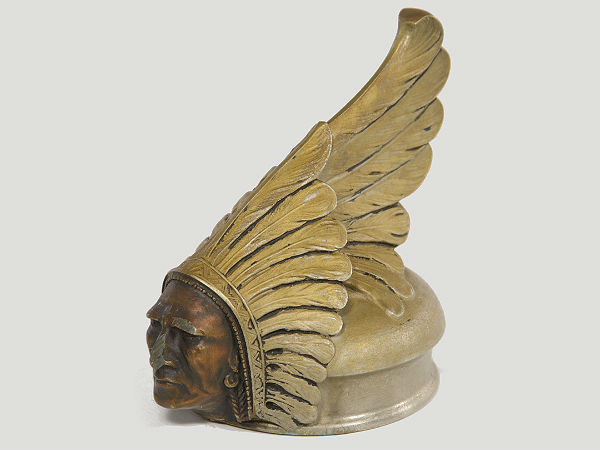 വിചിത്രരൂപം പൂണ്ട ഹൂഡ് ഓര്‍ണമെന്റുകള്‍