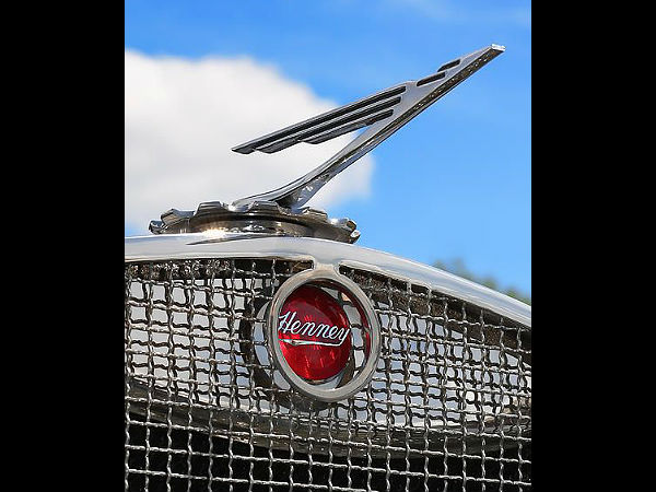 വിചിത്രരൂപം പൂണ്ട ഹൂഡ് ഓര്‍ണമെന്റുകള്‍