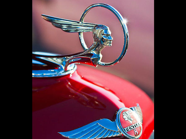 വിചിത്രരൂപം പൂണ്ട ഹൂഡ് ഓര്‍ണമെന്റുകള്‍