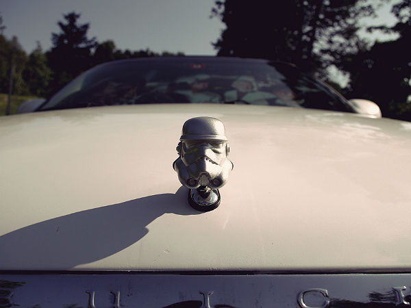 വിചിത്രരൂപം പൂണ്ട ഹൂഡ് ഓര്‍ണമെന്റുകള്‍