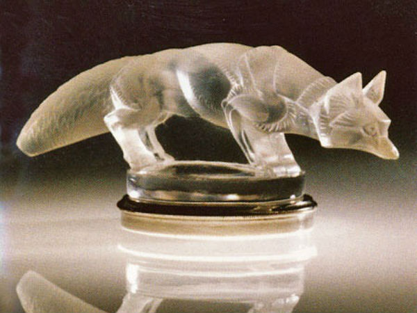 വിചിത്രരൂപം പൂണ്ട ഹൂഡ് ഓര്‍ണമെന്റുകള്‍