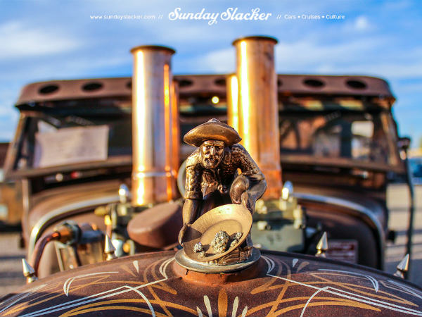 വിചിത്രരൂപം പൂണ്ട ഹൂഡ് ഓര്‍ണമെന്റുകള്‍