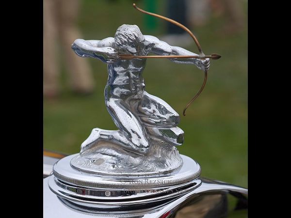 വിചിത്രരൂപം പൂണ്ട ഹൂഡ് ഓര്‍ണമെന്റുകള്‍