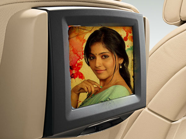 ചിത്രങ്ങളിലൂടെ നീങ്ങുക