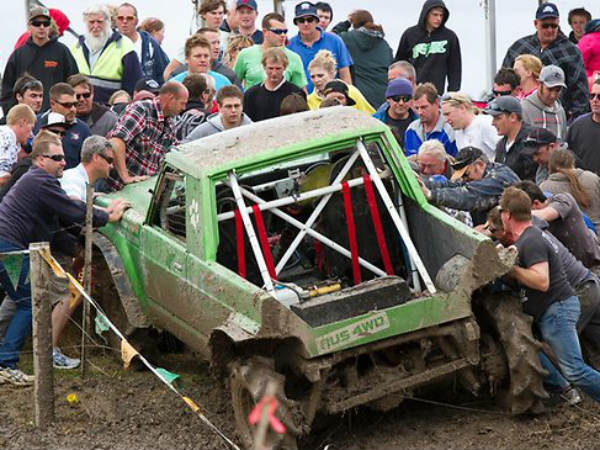 ചെളിയില്‍ പൂഴ്ന്നു പോകുന്നതിലും വലിയ അലമ്പുണ്ടോ?