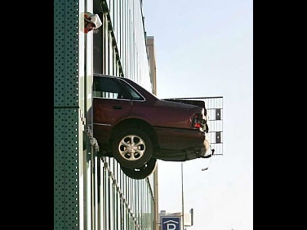 കാറെടുക്കാനറിയാം; പാര്‍ക്ക് ചെയ്യാനറിയില്ല