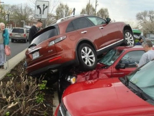 കാറെടുക്കാനറിയാം; പാര്‍ക്ക് ചെയ്യാനറിയില്ല