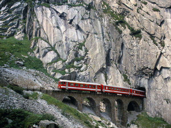 കാണാന്‍ സുന്ദരം, അത്രമേല്‍ അപകടം നിറഞ്ഞ ട്രെയിന്‍ റൂട്ടുകള്‍