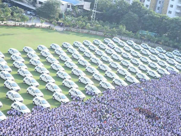 തൊഴിലാളികള്‍ക്ക് 500 കാറുകള്‍ സമ്മാനിച്ച ഹരികൃഷ്ണ ഡയമണ്ട്സ്