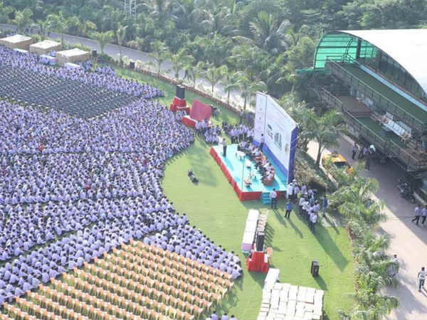 തൊഴിലാളികള്‍ക്ക് 500 കാറുകള്‍ സമ്മാനിച്ച ഹരികൃഷ്ണ ഡയമണ്ട്സ്