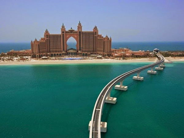 ദുബൈ നിരത്തുകളിലെ അത്ഭുതക്കാഴ്ചകള്‍