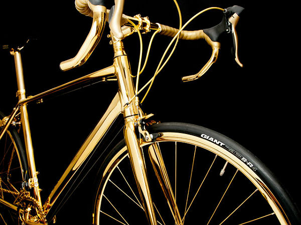 തുരുമ്പ് പിടിക്കാതിരിക്കാന്‍ സൈക്കിളിന് സ്വര്‍ണം പൂശുന്നവര്‍!