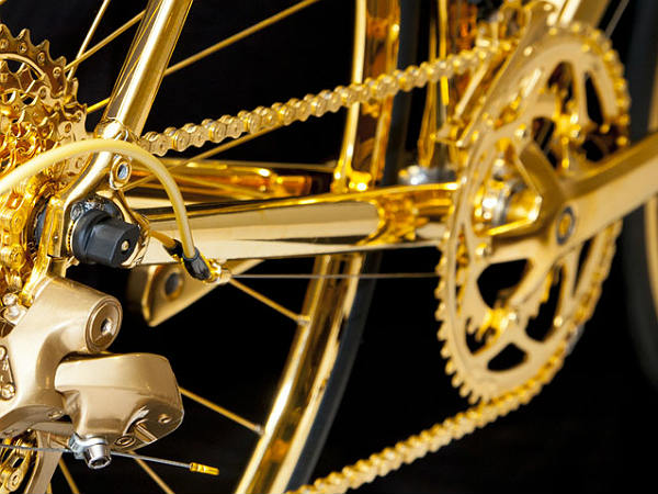 തുരുമ്പ് പിടിക്കാതിരിക്കാന്‍ സൈക്കിളിന് സ്വര്‍ണം പൂശുന്നവര്‍!