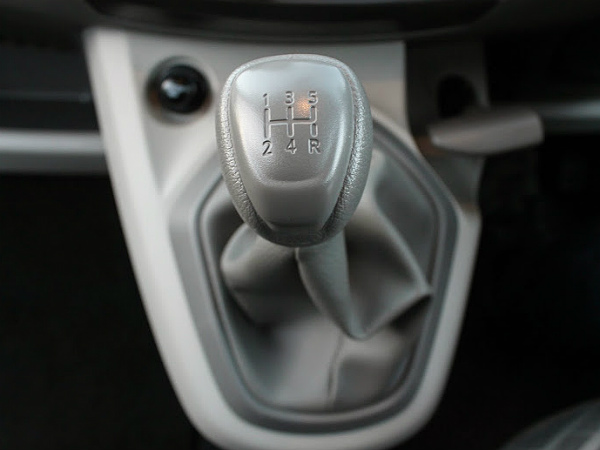 ആക്‌സസറി സോക്കറ്റ് 12 വോള്‍ട്ട്