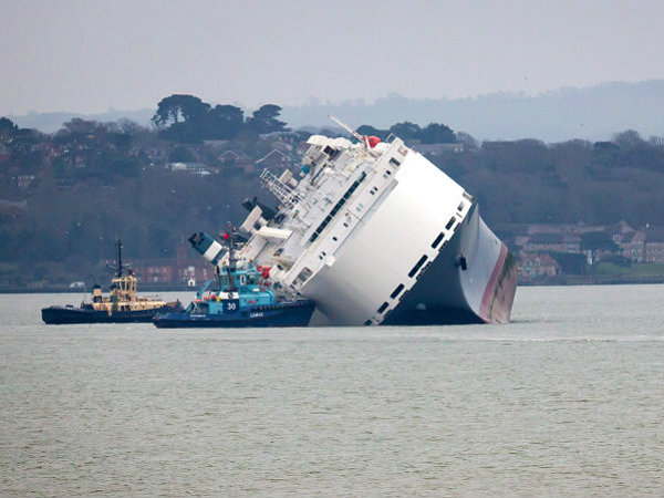 1200 ആഡംബരക്കാറുകള്‍ കയറ്റിയ കപ്പല്‍ ഇടിച്ചുനിറുത്തിയപ്പോള്‍