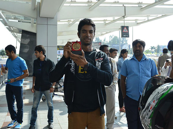 ഈ വരവേല്‍ക്കുന്നത് ക്രിക്കറ്റ് താരത്തിനല്ല; സന്തോഷ് ബങ്കളുരുവിലെത്തി 