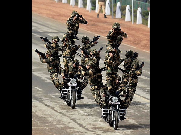 മിഷെല്‍ ഒബാമയെ ത്രസിപ്പിച്ച ബൈക്ക് സ്റ്റണ്ട്