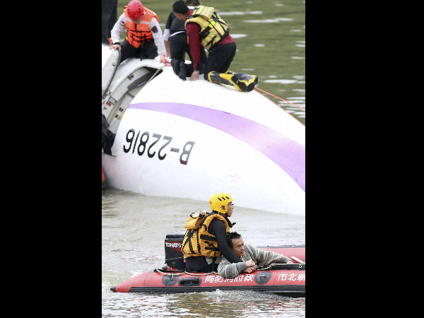 തായ്‌വാന്‍ വിമാനാപകടത്തിന്റെ വീഡിയോ വൈറലാകുന്നു