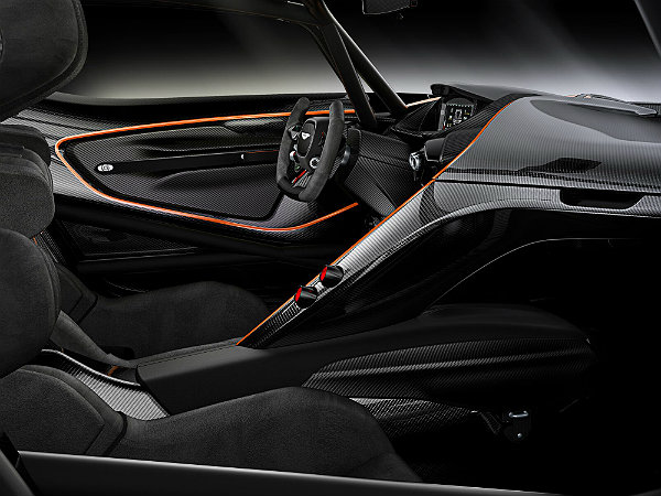 വുള്‍കാന്‍: ആസ്റ്റണിന്റെ 'അഗ്നിദേവന്‍' നിരത്തിലെത്തി