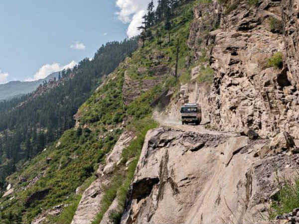 ലോകത്തിലെ ഏറ്റവും സാഹസികരായ ഡ്രൈവര്‍മാരെ കണ്ടിട്ടുണ്ടോ?