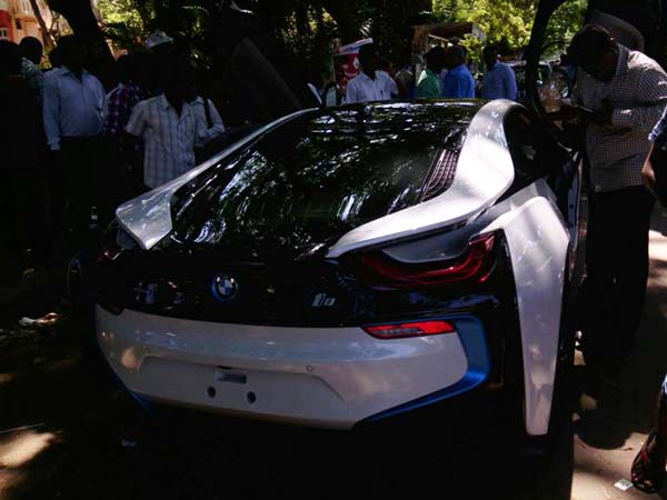 തല അജിത് ബിഎംഡബ്ല്യു ഐ8 വാങ്ങി: ചിത്രങ്ങള്‍ വൈറലാകുന്നു