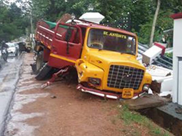 ജാഗ്വര്‍ എക്‌സ്എഫ് ആക്‌സിഡണ്ട് ചിത്രങ്ങള്‍ വൈറലാകുന്നു!
