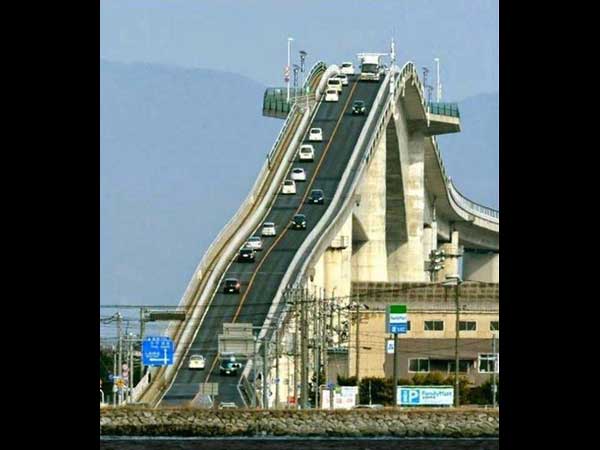 കുത്തനെയുള്ള ഈ പാലത്തില്‍ കയറാന്‍ ഇത്തിരി ധൈര്യം വേണം!