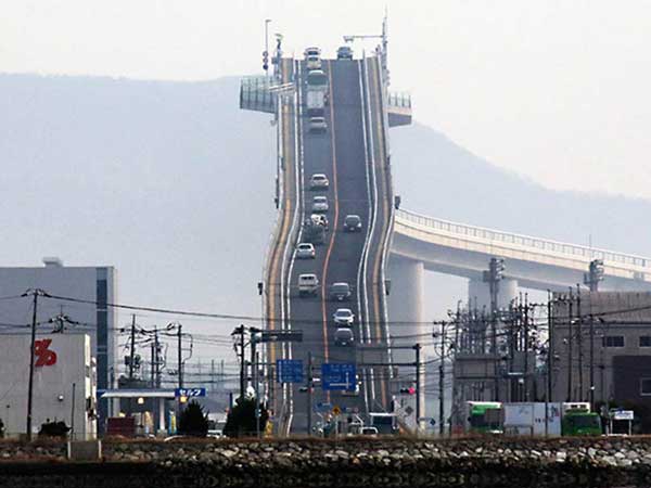 കുത്തനെയുള്ള ഈ പാലത്തില്‍ കയറാന്‍ ഇത്തിരി ധൈര്യം വേണം!