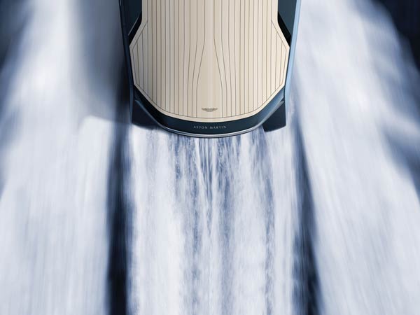 വെള്ളത്തിലോടുന്ന ആസ്റ്റണ്‍ മാര്‍ടിന്‍!